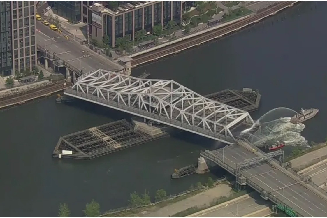 Cầu ở New York mắc kẹt do kim loại giãn nở vì quá nóng